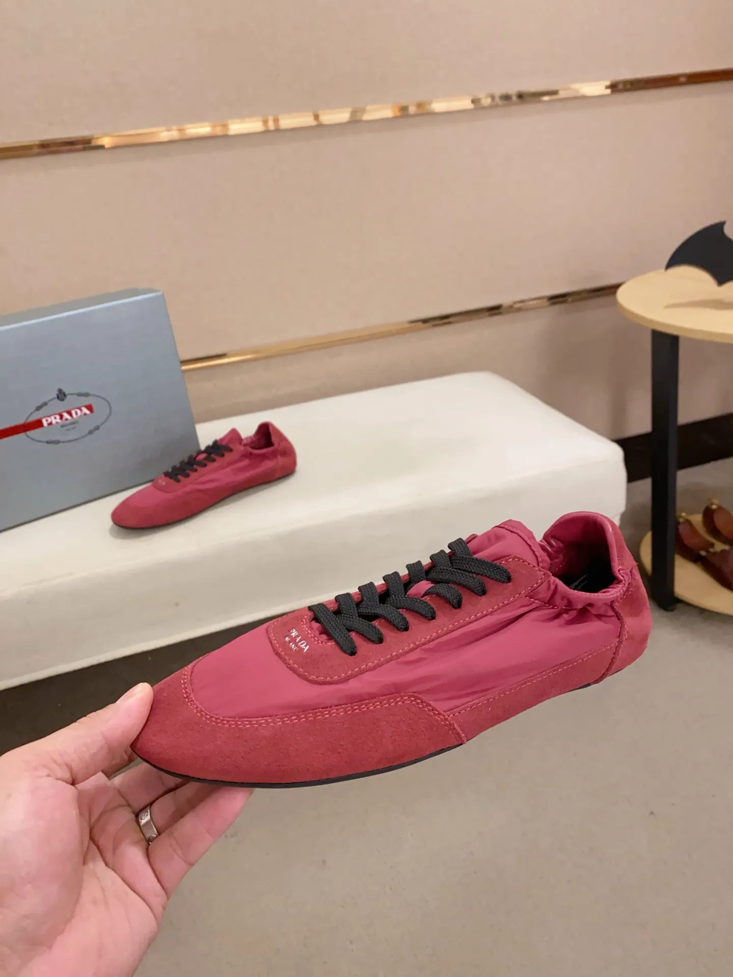 Men's shoes 💰 500💰 ✔️✔️✔️High version High-quality new PRADA counters are launched simultaneously. The new men's shoes and 😘fabrics are selected from first-layer cow suede and waterproof fabrics, and are made by pure handicrafts. Lining: Full sheepskin lining. 👍🏿 High-end ☄️ air-cushion molded anti-slip rubber outsole, exquisite lines, simple and elegant, comfortable and high-end for leisure travel. Number of yards: 38 to 44. Can be customized45